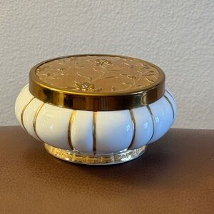VTG Matson porcelain vanity trinket/powder dish w/goldtone floral lid